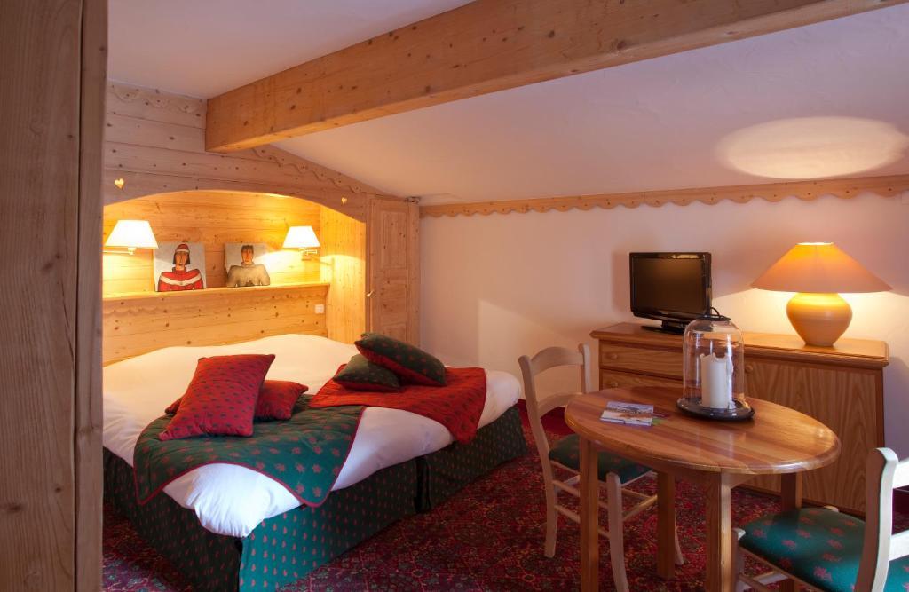 Hotel Les Melezes เลส์เดอซาลป์ ภายนอก รูปภาพ