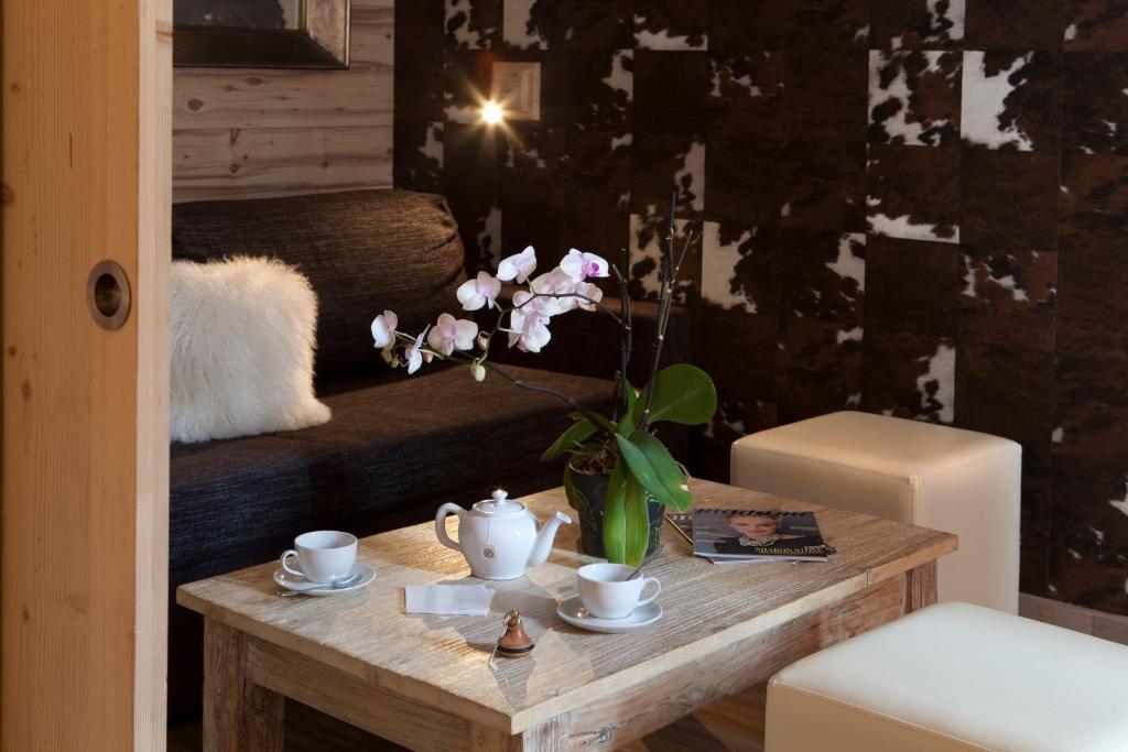 Hotel Les Melezes เลส์เดอซาลป์ ภายนอก รูปภาพ