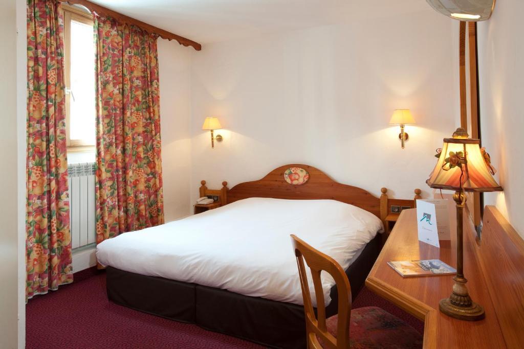 Hotel Les Melezes เลส์เดอซาลป์ ภายนอก รูปภาพ